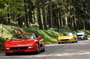 Ferrari fahren auf der Straße